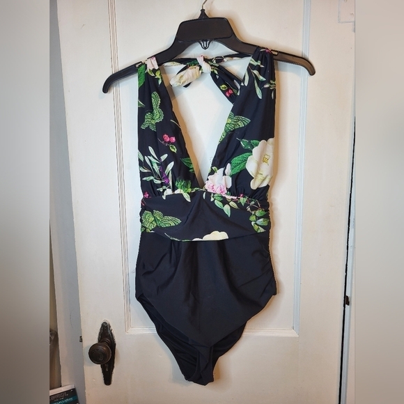 Cupshe Med halter top floral Deep plunge swim - Picture 5 of 15